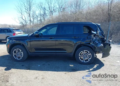 2023 Jeep Grand Cherokee 4Xe Trailhawk z USA, uszkodzony, nr VIN 1C4RJYC69P8798805